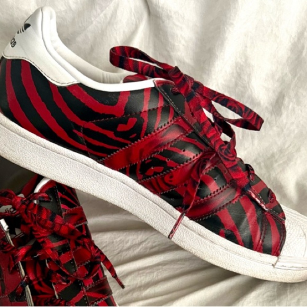 👑✅PRICE FIRM✅ Limited Edition🔥🔥🔥 Red Camo Rose Adidas Superstar - Picture 5 of 16